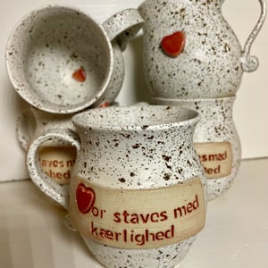 Krus med tekst - Mor staves med kærlighed. – produktbillede