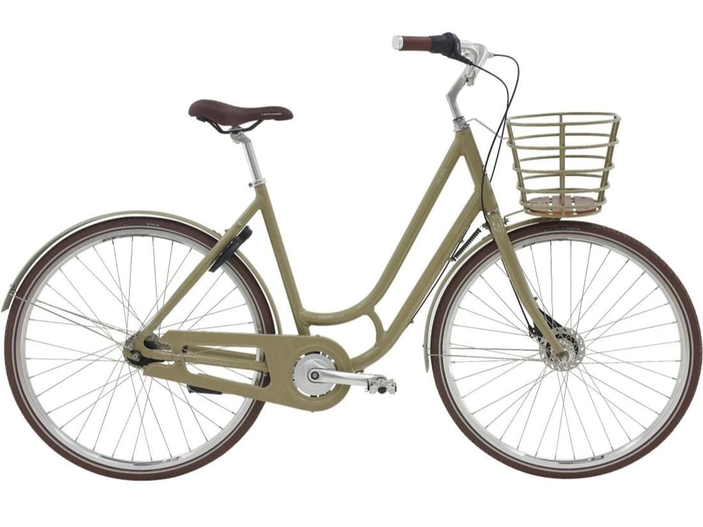 Cykel i beige med lav indstigning, brun saddel og håndtag, samt kurv foran.