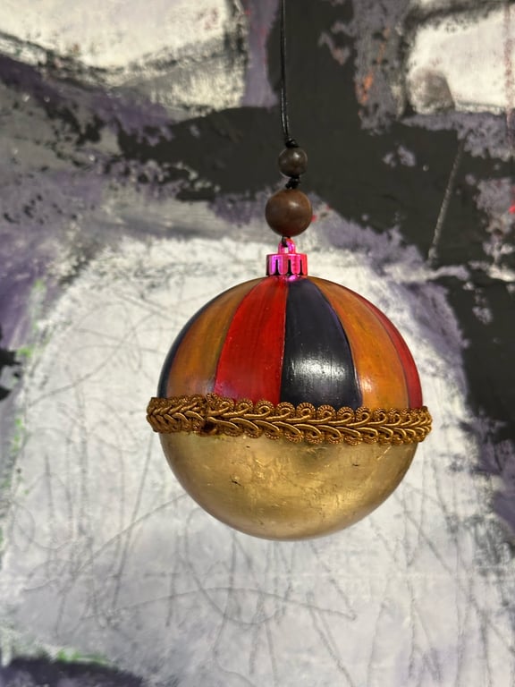 JULEKUGLE 2025 rød/orange med blad guld no.2