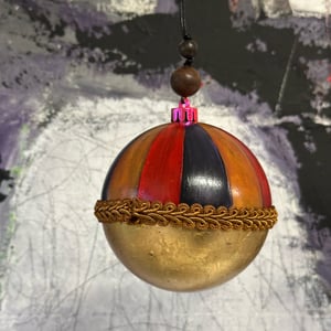 JULEKUGLE 2025 rød/orange med blad guld no.2 – produktbillede