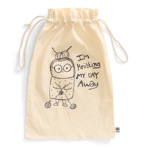 Projektpose: im knitting my day away