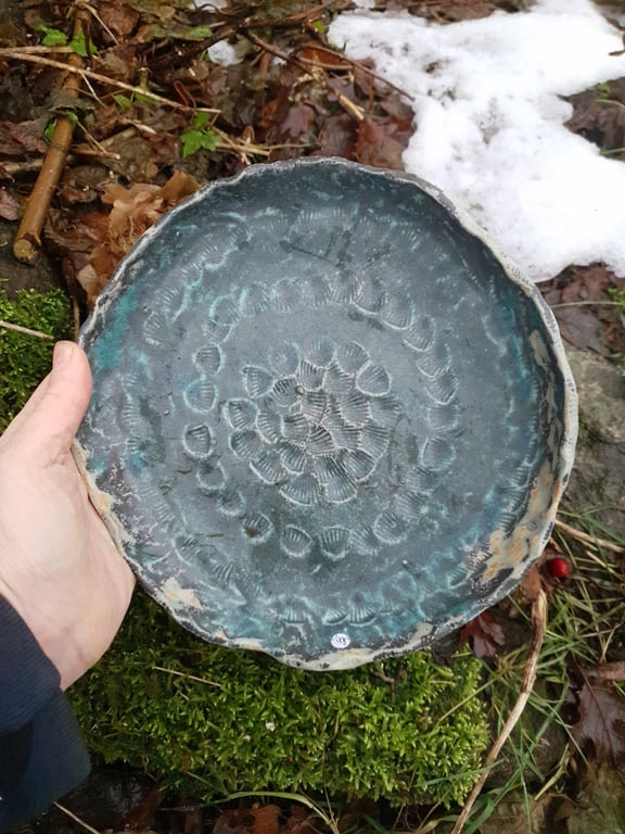 Fad/dyb tallerken med af tryk af muslingeskaller billede 2