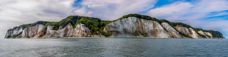 Møns klint i panorama set fra Østersøen en smuk sommer eftermiddag billede 2