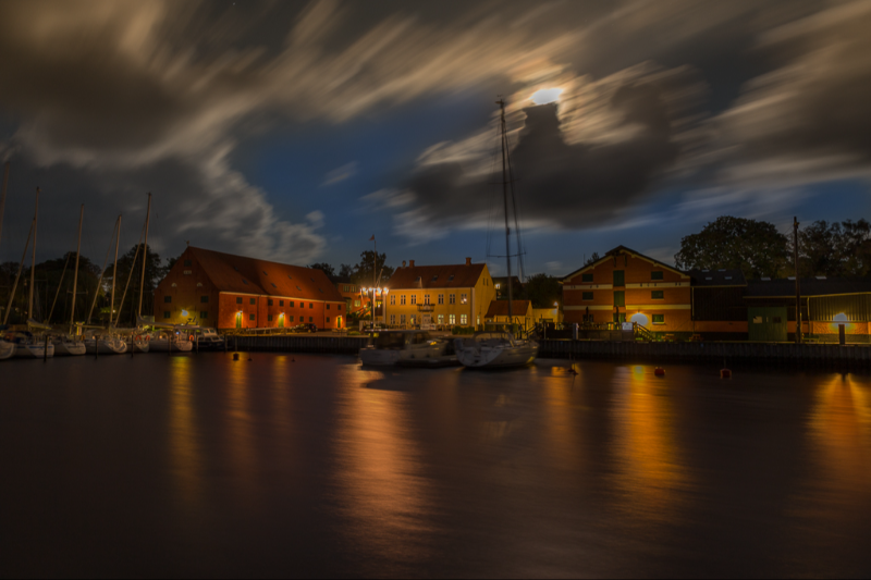Nat over Præstø havn en kold vinteraften