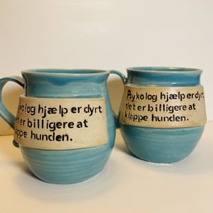 Keramik krus med tekst - Psykolog hjælp er dyrt, det er billigere at klappe hunden.  – produktbillede