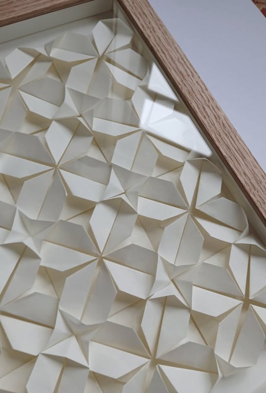 A4 foldet papirværk. naturhvid, indrammet billede 3