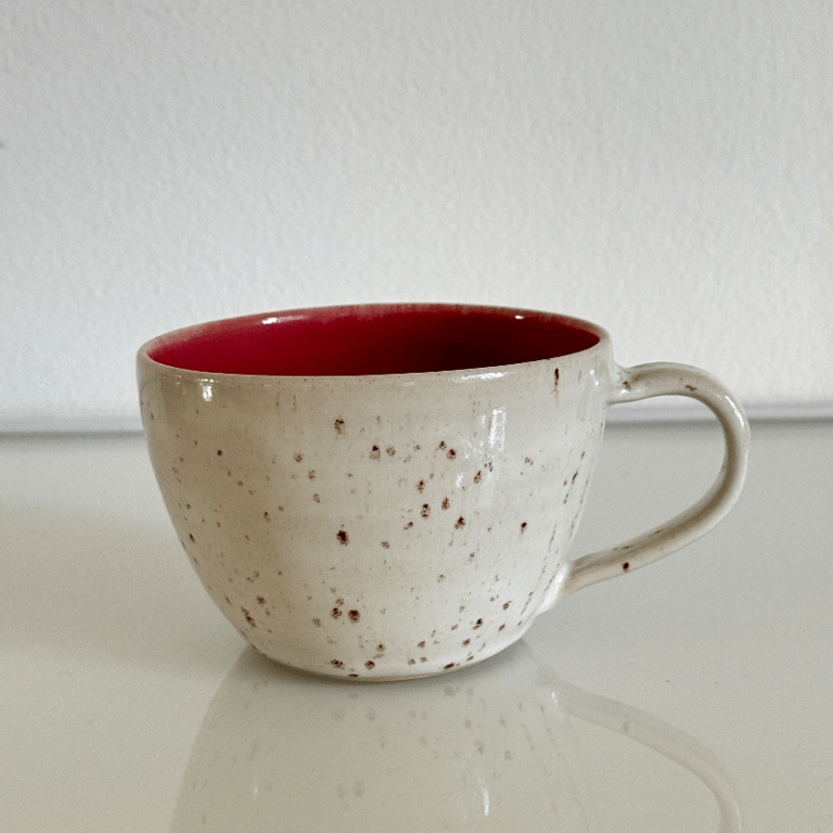 Oval kop i koralrød og råhvid med prikker