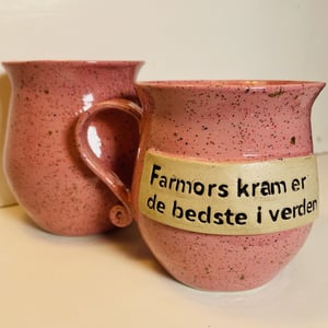 Keramik krus med tekst - Farmors kram er de bedste i verden – produktbillede