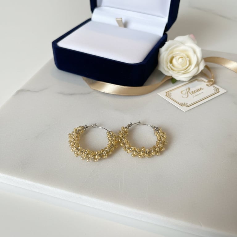 Lysegul glasperle snoet om creoler