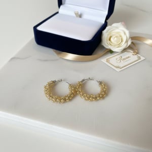 Lysegul glasperle snoet om creoler – produktbillede