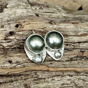 Unika grønne perle ørestikker. – produktbillede