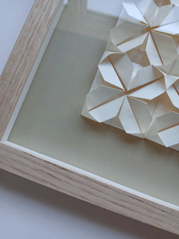 30x30cm foldet værk, champagne. beige, indrammet (3)