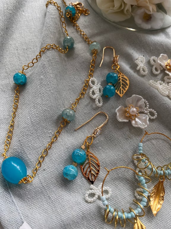 Sæt med smukke laguneblå øreringe og halskæde billede 8
