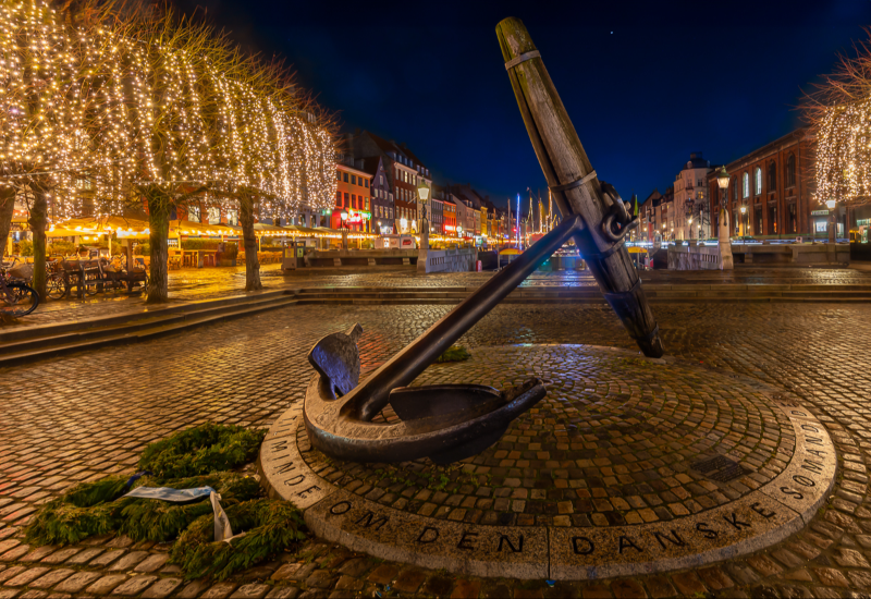 Det ikoniske anker i Nyhavn under lysfestivalen i København