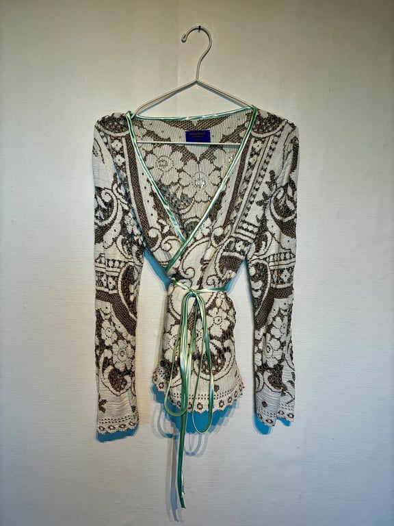 Winnie-bindebluse i hæklet dug