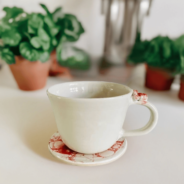 Kop med hank, hvid/rød og bordskåner