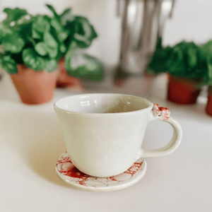 Kop med hank, hvid/rød og bordskåner – produktbillede