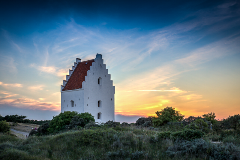 Flot himmel over Den Tilsandede Kirke i Skagen en smuk sommeraften