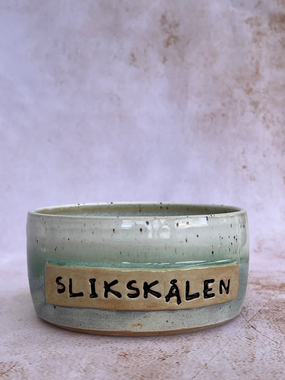 Slikskålen. D: 13,5. H: 6,5 cm