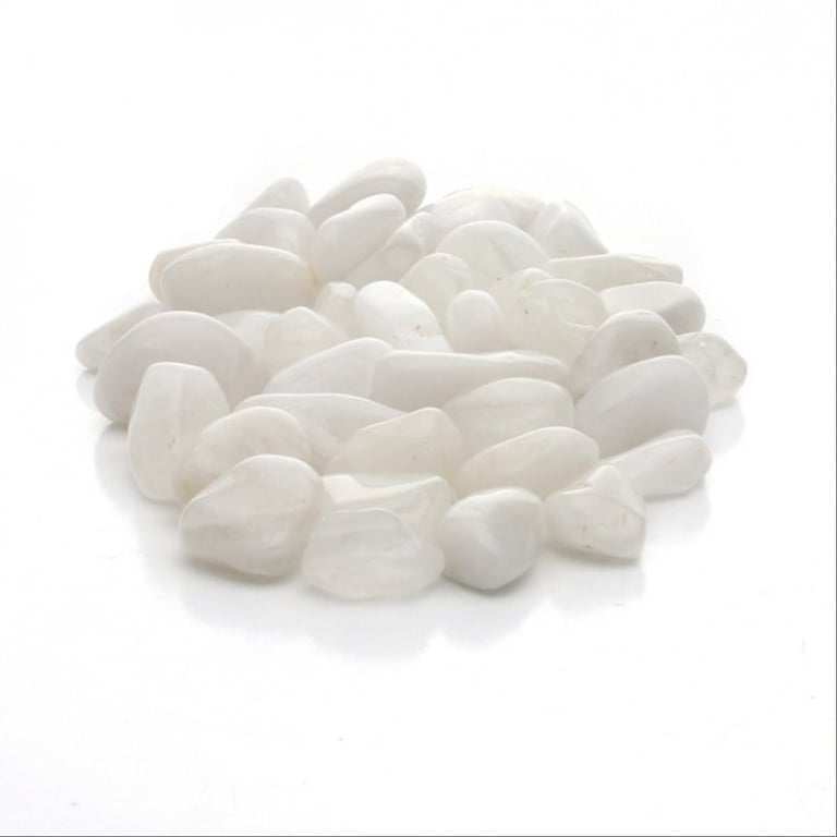 Billede af en samling glatte, hvide småsten spredt på en hvid overflade. (2)