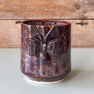 Sløjfe kop i mørkerød – produktbillede