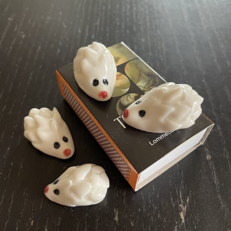 Lommesvin i porcelæn, rød næse