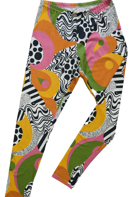 Farverige leggings med mønstre i orange, pink, grøn og sort-hvide abstrakte former. (3)