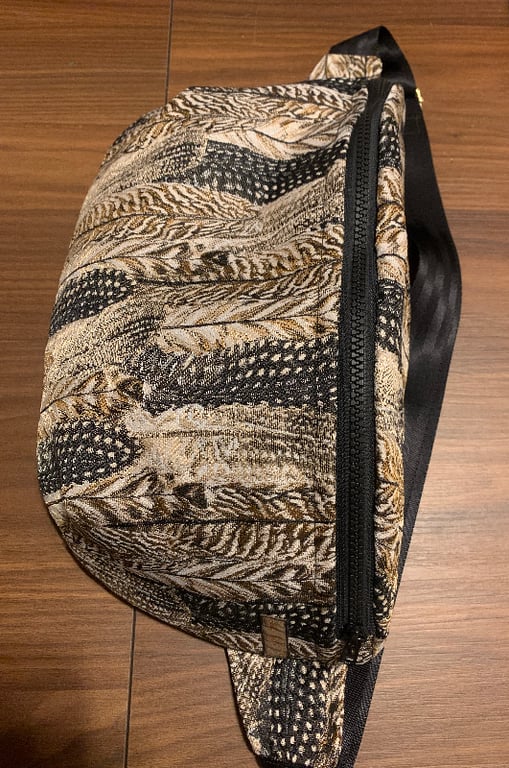 Bæltetaske med fjer i gobelin