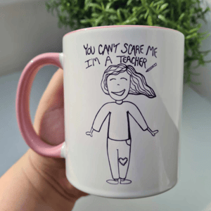 Krus: you cant scare me im a teacher Rosa – produktbillede