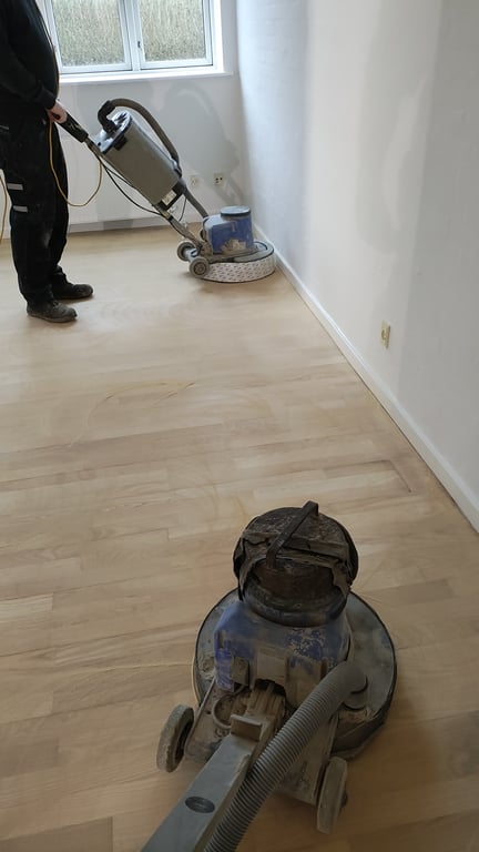Gulvsliber med støvsuger udlejes 
