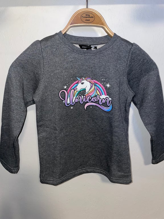 Grå børnetrøje med langærmer og print af en enhjørning med regnbue og teksten "Unicorn".