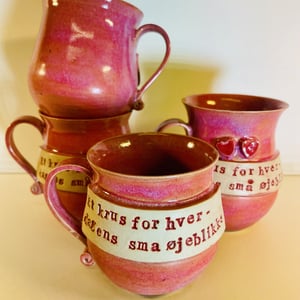 Krus med tekst - Et krus for hverdagens små øjeblikke. – produktbillede