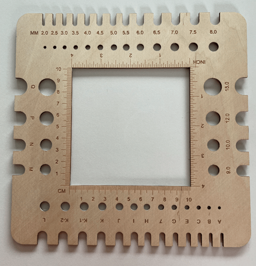 Tilbehør: Pindemåler og strikkefasthedsramme i træ 19,5 * 19,8 cm