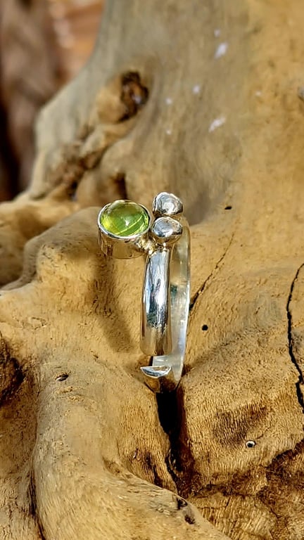 Unika Peridot ring .