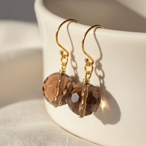 Øreringe med flotte facet slebet røgkvarts   – produktbillede