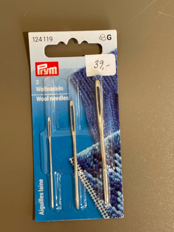 Pakke med tre store nåle til uld, mærket "Prym" med prislabel på 39 kroner.