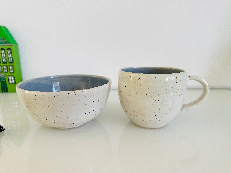 Morgenmadssæt i råhvid med prikker / lys blå