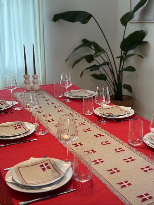 2056-DK Kun flag løber ca. 30 x 181 cm.