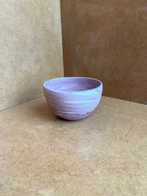 Swirly kop i indfarvet ler