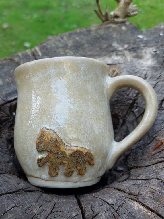 Islænder kop med hank i sandfarvet glasur 