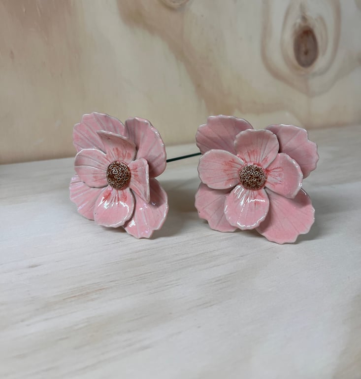 Lyserød blomst på stilk  billede 2