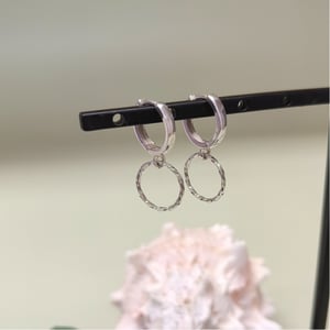 Klik creol med vedhæng af snoet ring – produktbillede