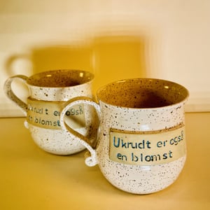 Krus med tekst - Ukrudt er også en blomst  – produktbillede