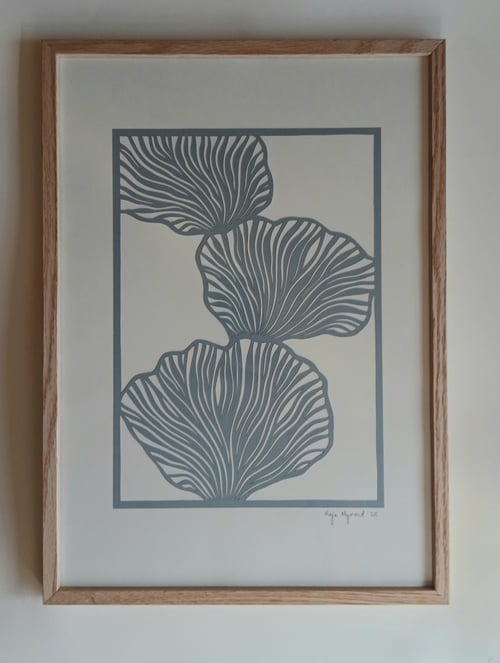 A3 papercut, dueblå, indrammet