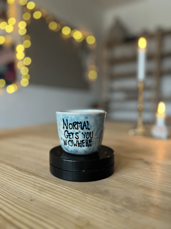 Håndmalet kop, “normal gets you nowhere”