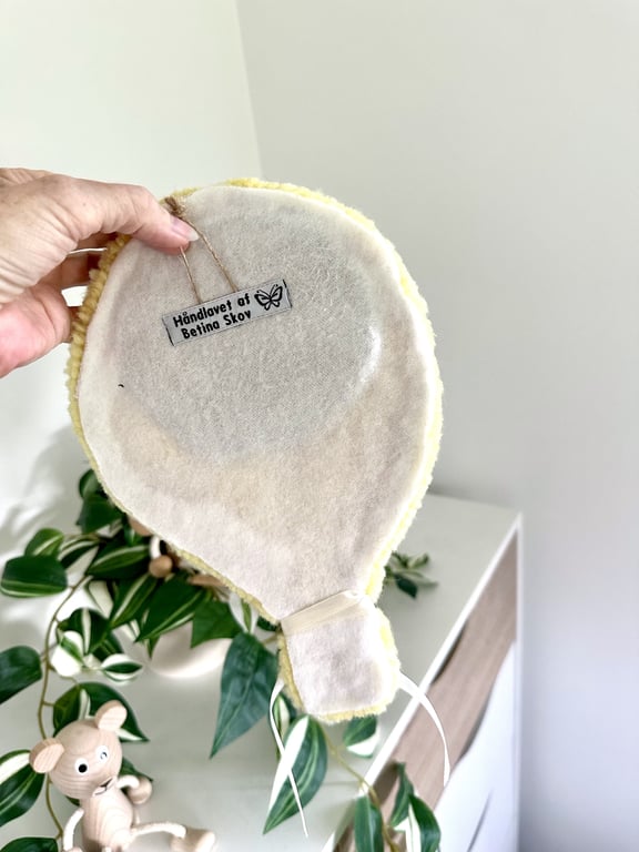 Tuftet farverig ballon (lille)- Håndlavet vægkunst i 100% uld. billede 4