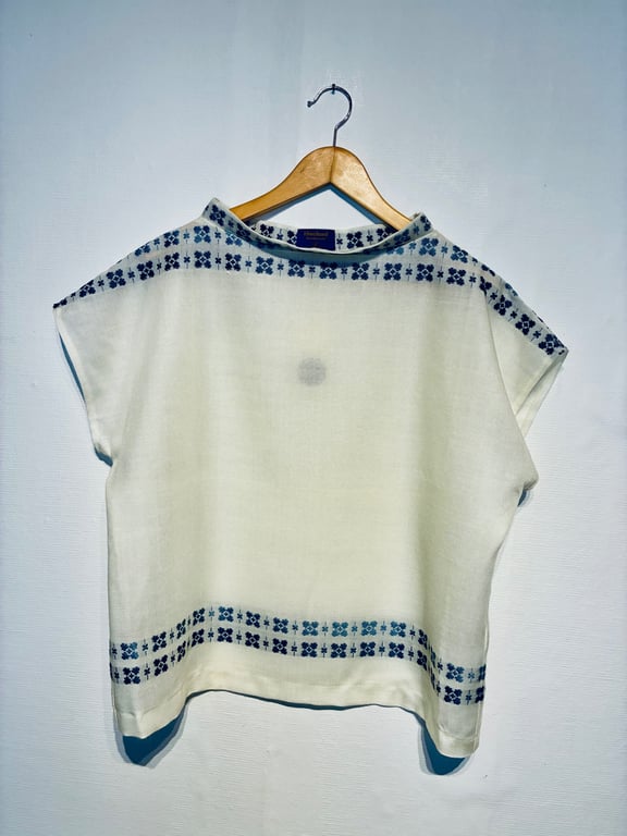 Trine bluse med blå blomster