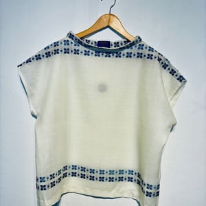 Trine bluse med blå blomster – produktbillede