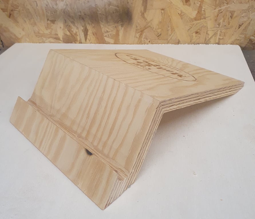 Tablet stander i krydsfinér. F.eks. til når du læser opskrifter i køkkenet 