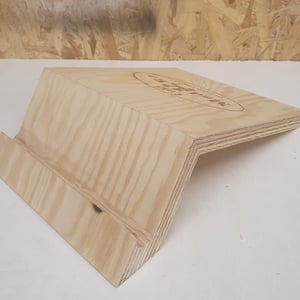 Tablet stander i krydsfinér. F.eks. til når du læser opskrifter i køkkenet  – produktbillede